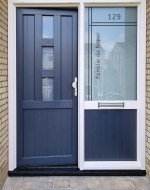 Raamfolie voordeur strakke lijnen 1 met huisnr en naam